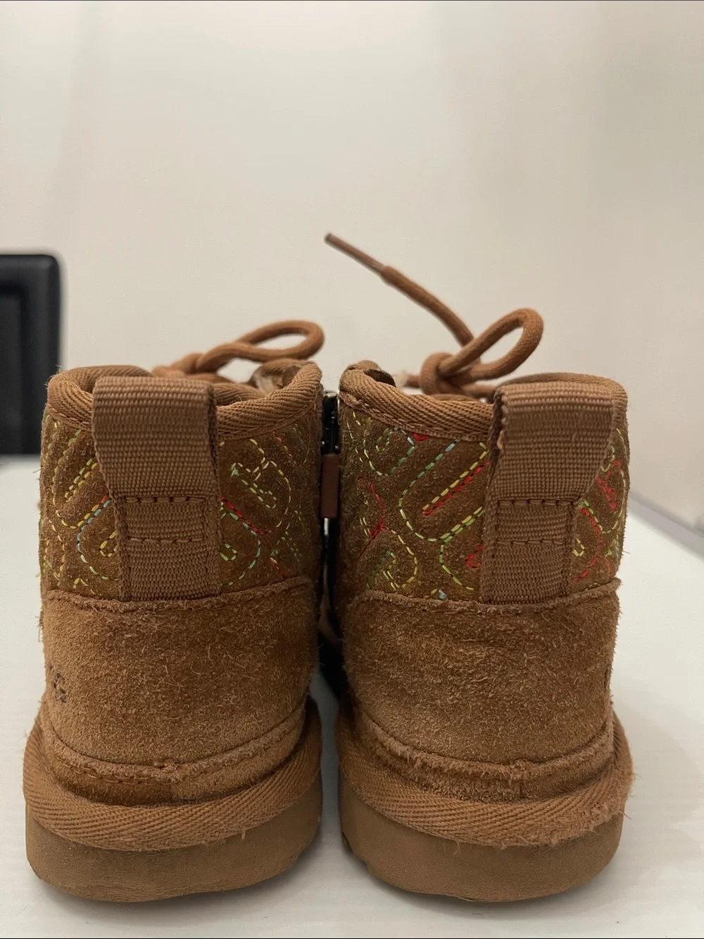 UGG WINTER NEUMEL II GRAPHIC STITCH LOGO LETTERING BOOTS KIDS SIZE 11 (2-5yrs)